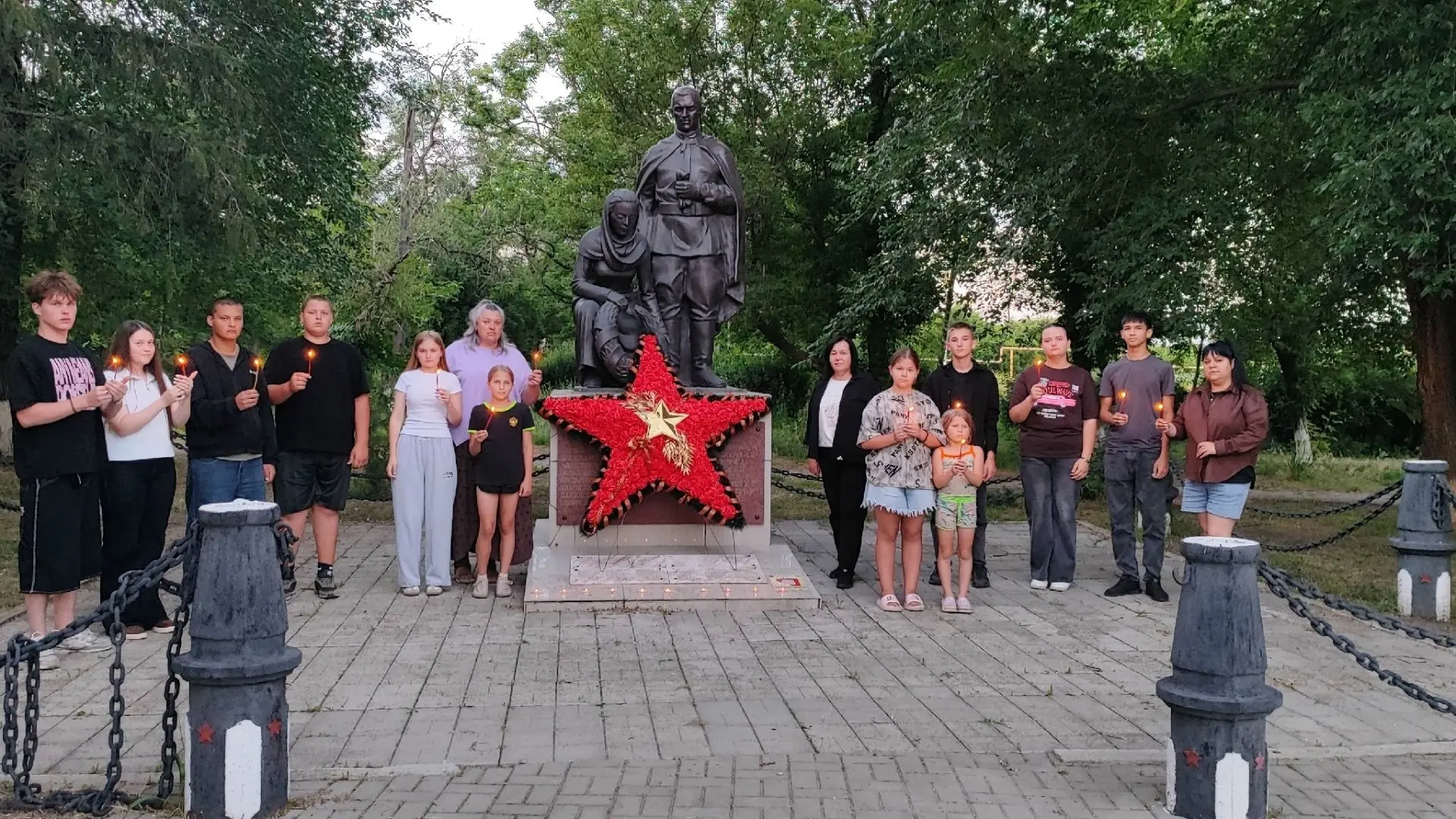 Десятки свечей в память о погибших в годы Великой Отечественной войны зажгли участники акции «Свеча 