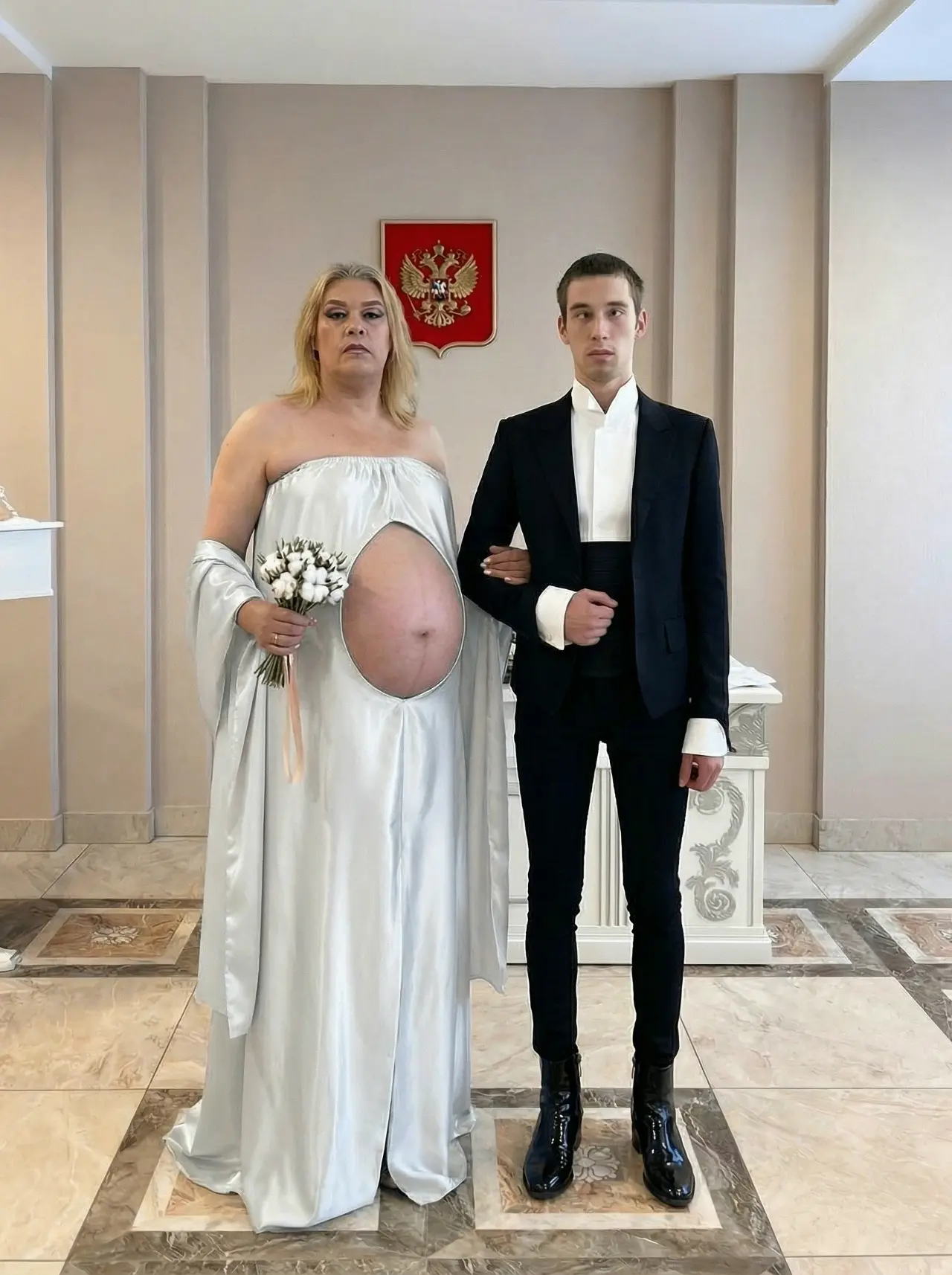 Мне бы жену переодеть и больше ничего не менять, было ужасное платье на росписи аж стыдно стоять ряд