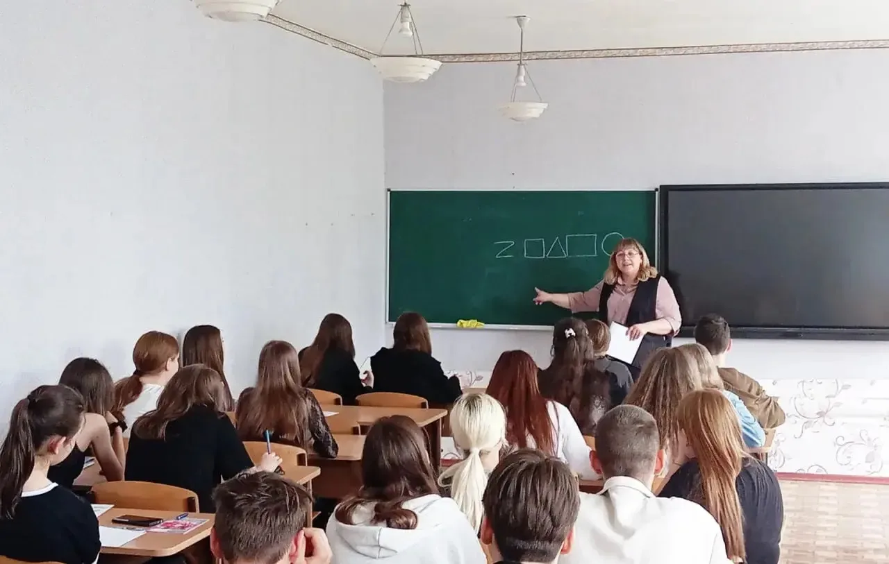 Школьникам помогли разобраться с выбором профессий и трудовыми правами  🧑‍🏫 Сотрудники пологовского 