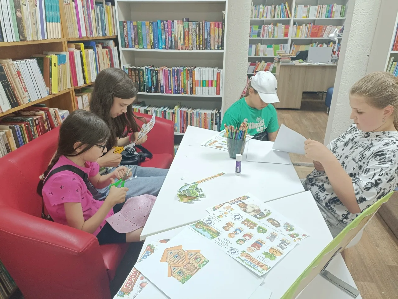 ЧИТАЕМ И ИГРАЕМ                                                                                     