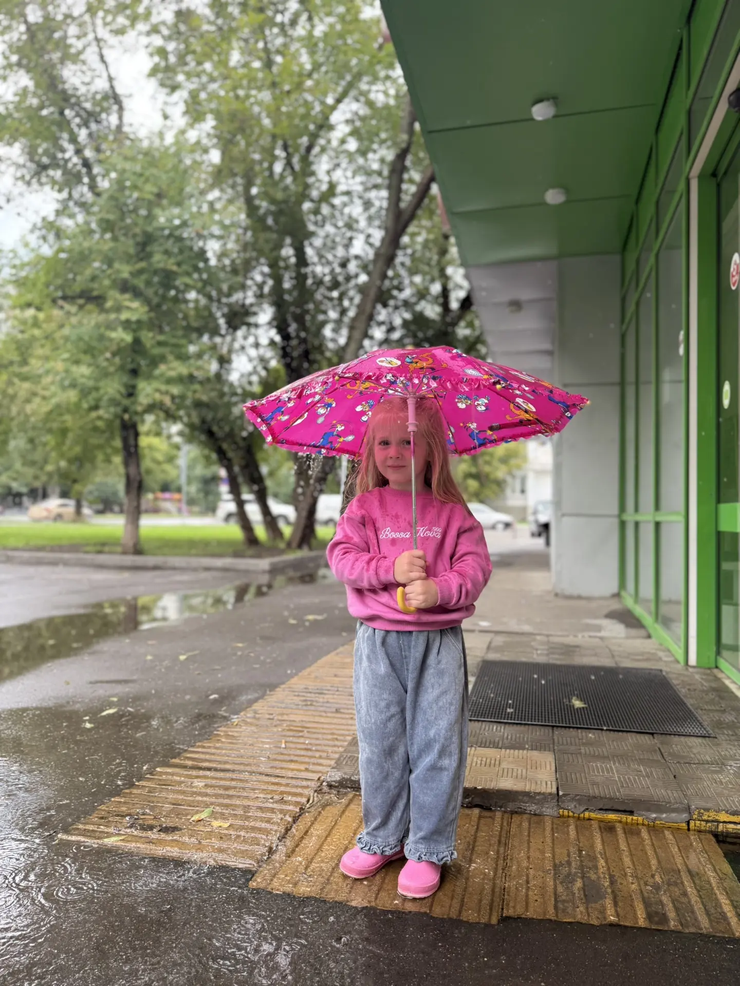 Единственный, кто рвется на улицу
в дождь в нашей семье 😅

Чем сильнее дождь, тем круче ⛈️

Я себе 