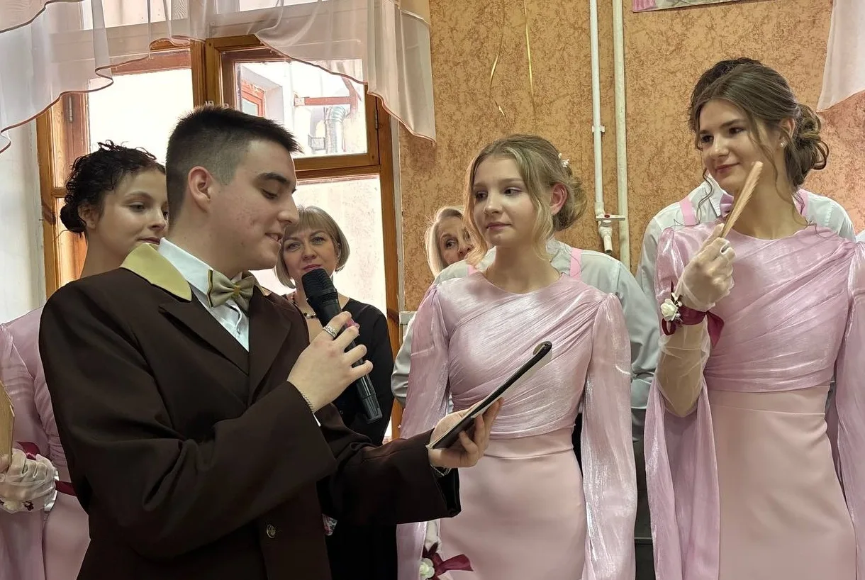 👫❤ Улыбки зажигаются вокруг.  И смотрит мне в глаза волшебник-вечер,  Я к музыке притронуться хочу  