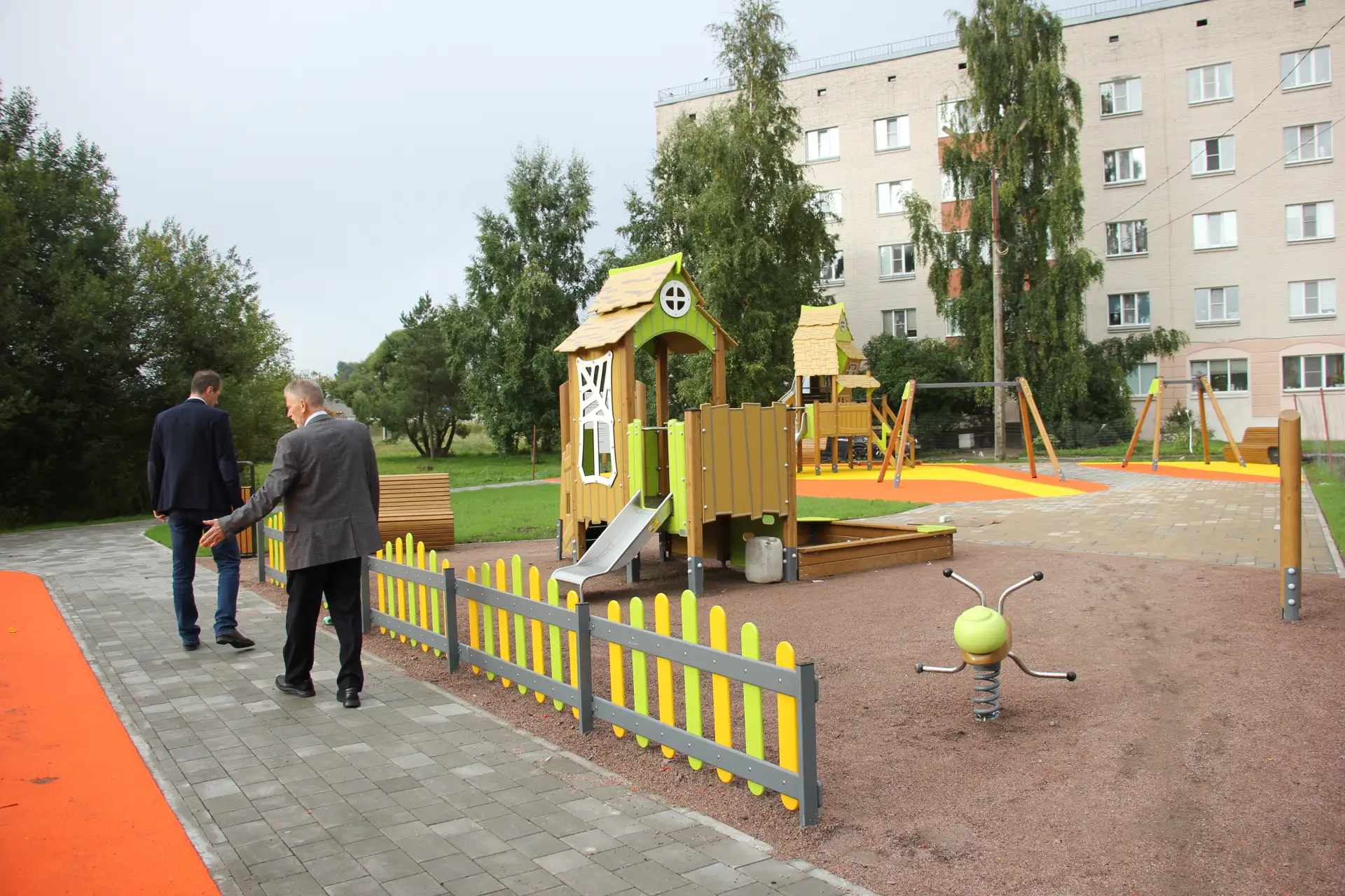 Благоустройство дворовой территории на ул. Рябчикова, д. 11, корп. 2, подходит к заверш...