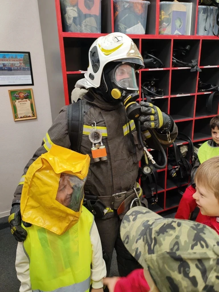 1 и 4 отряды Городского лагеря дневного пребывания "Трикитята" на базе ГБОУ НОШ 300 Центрального рай