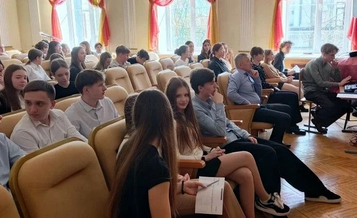 "ПАМЯТНЫЕ ДАТЫ"🔥  16 апреля в актовом зале Первой гимназии для ребят - участников губернаторского шк