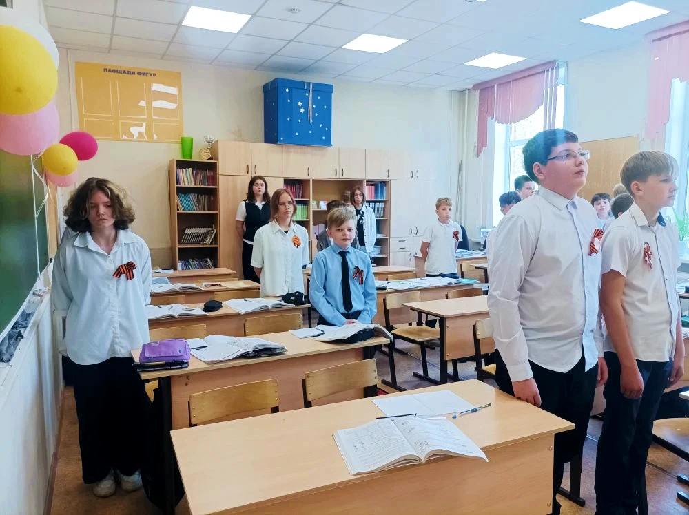 🕯️ Мы вспомнили. Мы не забыли.  Сегодня в полдень в Лицее прошла Минута молчания. Встали, склонили г