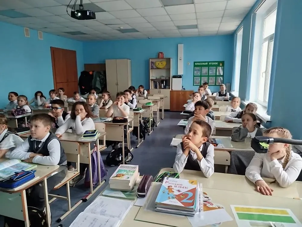 🇷🇺 Уже месяц в начальной школе проходит мультмарафон «Через сказку к сердцу народа»!  Каждую неделю 