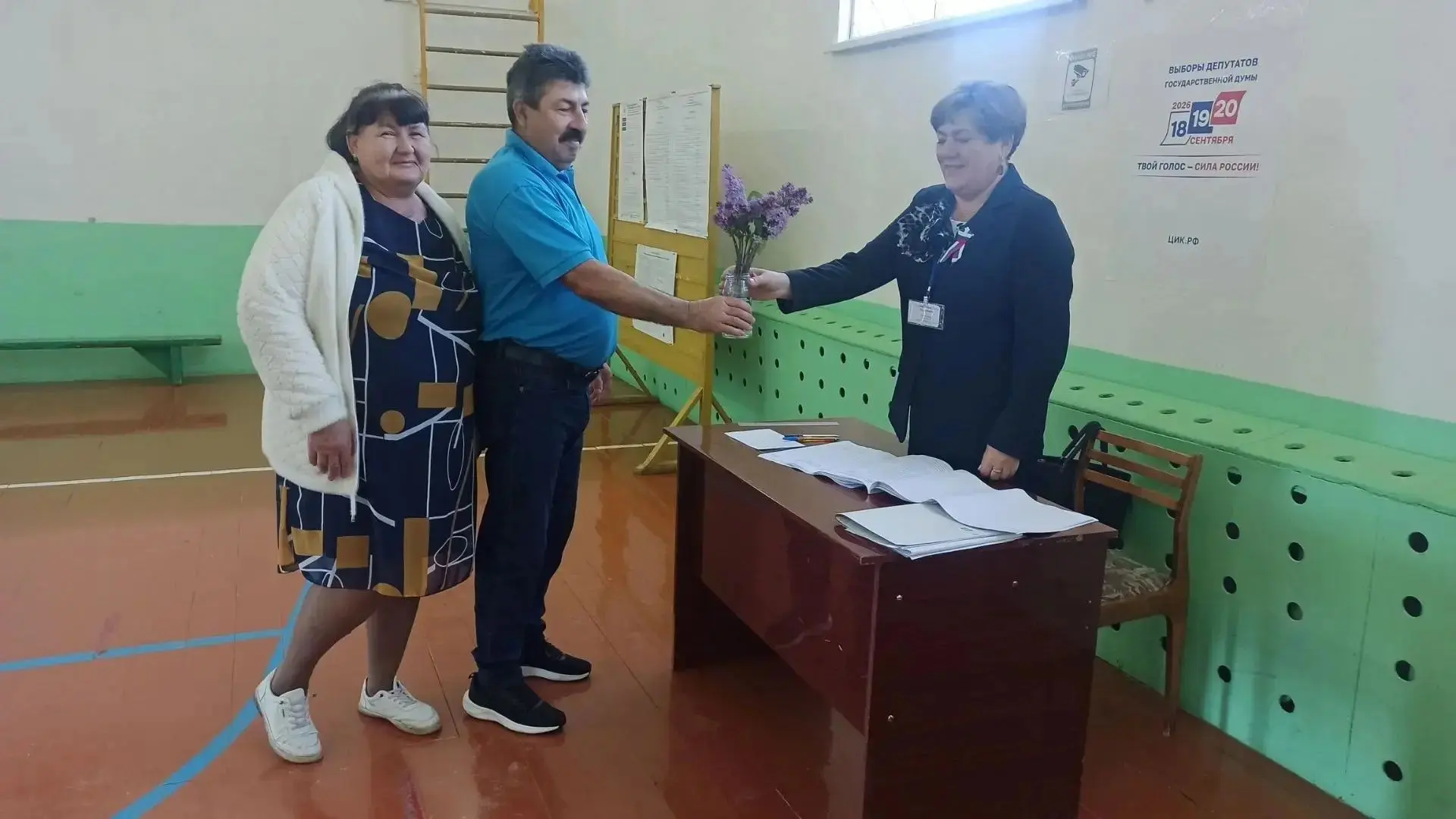 Балтач районында сайлауга сирень чәчәкләре белән килгәннәр