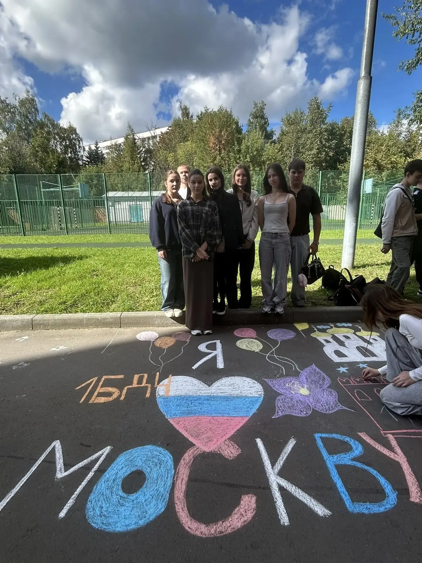 На Мнёвниках День города встретили по-особенному тепло и творчески.