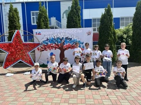 Праздник дружбы и патриотизма.
     Лето – это время отдыха, веселья и новых открытий, а когда оно с