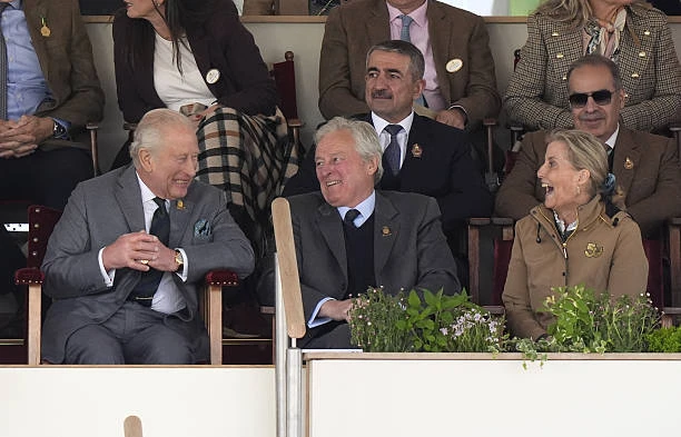 👑 Активность короля Карла III в последние дни просто запредельна, с учетом того, что ему все же 77 л