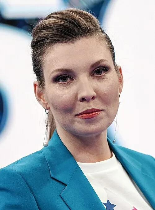 🇷🇺  Последний раз просим подержать Народную Телеведущую Ольгу Скабееву.