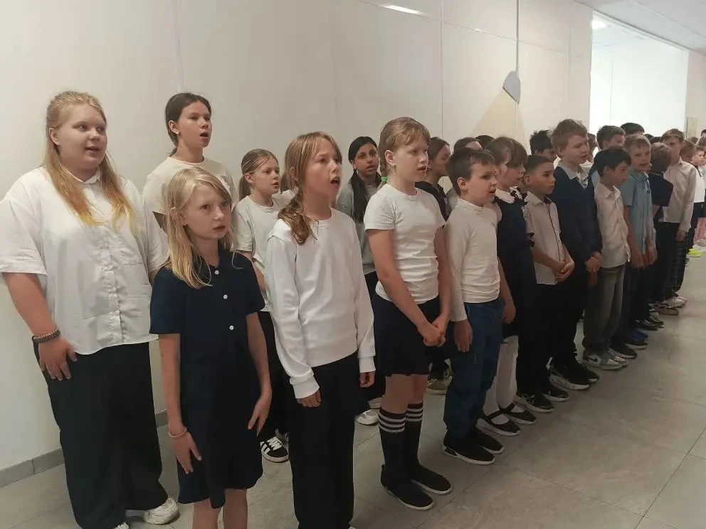 📌Солнечное утро понедельника для обучающихся Глебовской школы началось с традиционной торжественной 