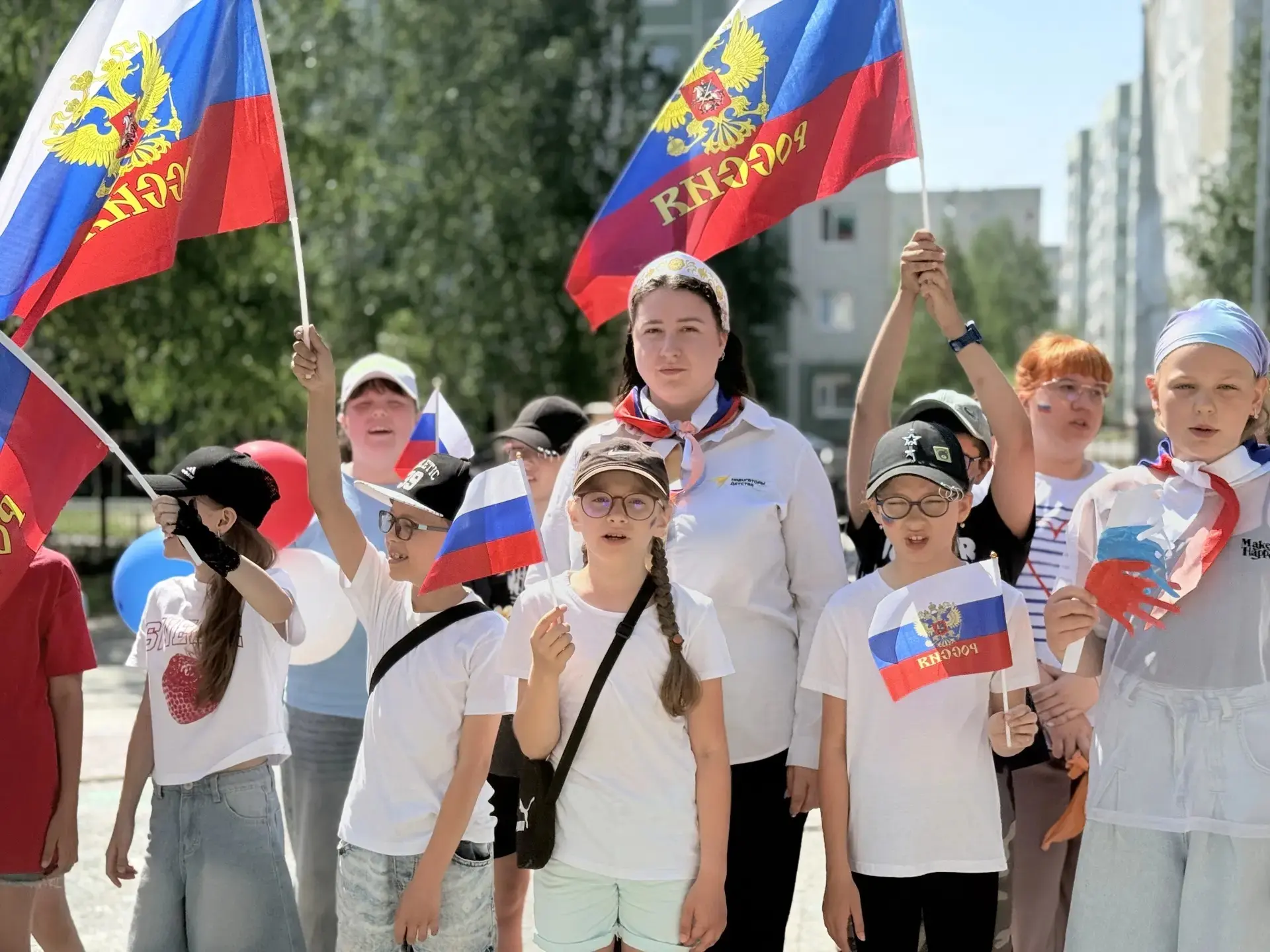 День России🇷🇺

В преддверии Дня России наш пришкольный лагерь «Солнечный город» превратился в наст