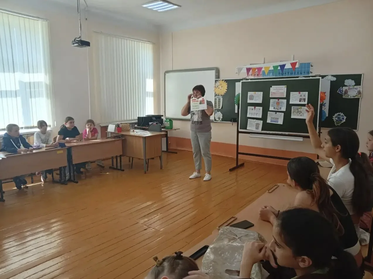 «Лето без опасности»

На этой неделе в пришкольном лагере «Казачок» прошёл «Час безопасности» с викт