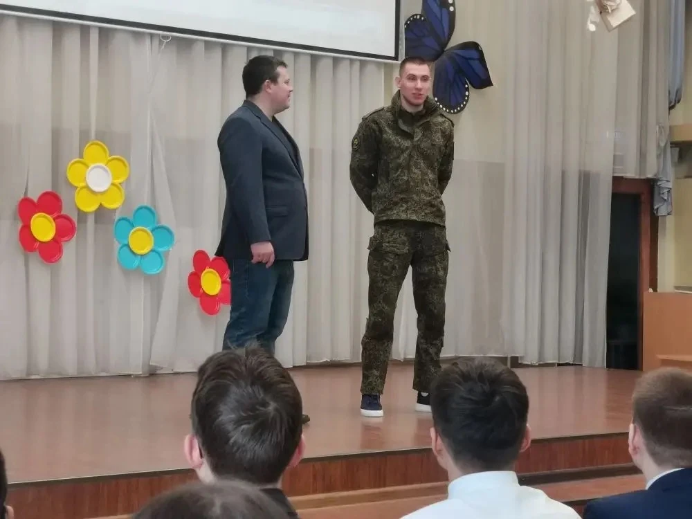 🇷🇺 Урок мужества   ⭐️Сегодня в актовом зале прошла важная встреча учеников 8-х классов и Совета вете
