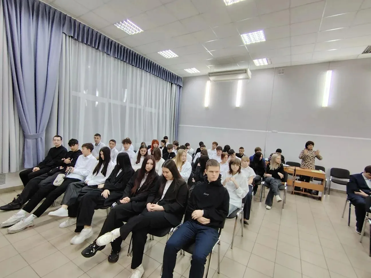 💥Мост между классами: 11-ые классы поделились опытом с 9-ми! 🎓  Сегодня в школе состоялась важная и 