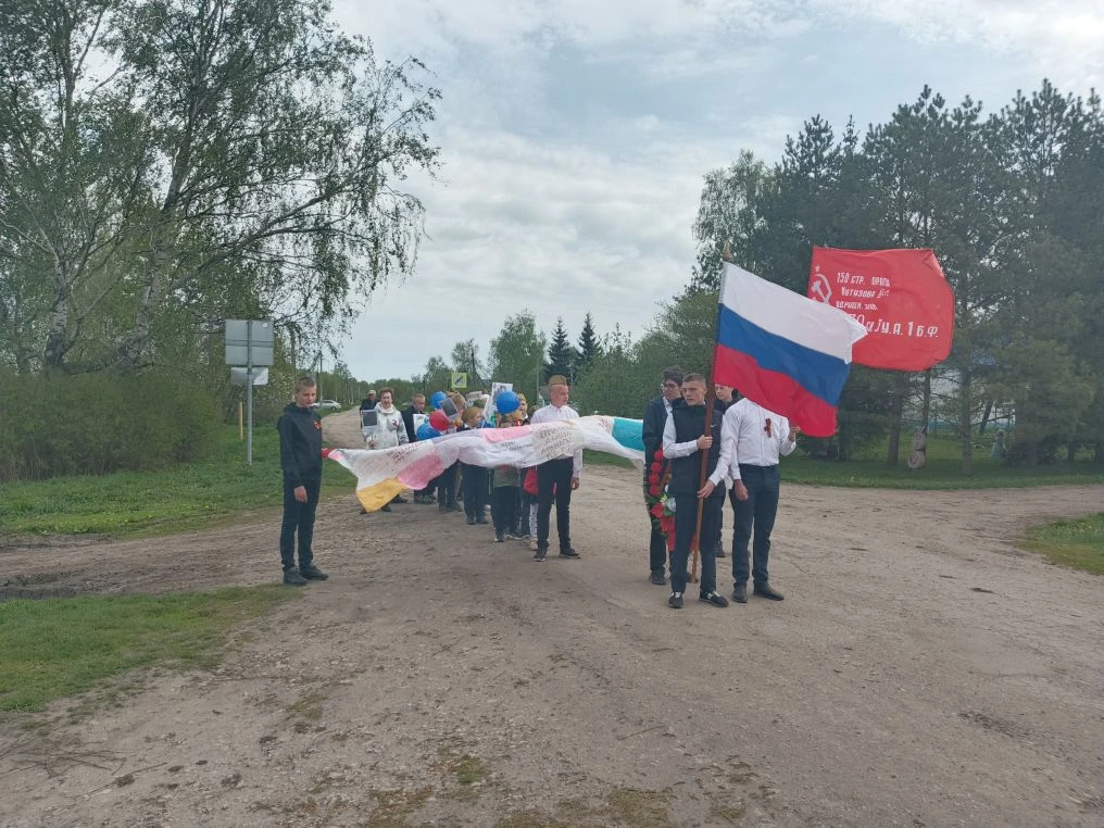 Учащиеся Коноплинской средней школы прошли в бессмертном полку, гордо пронесли фотограф...