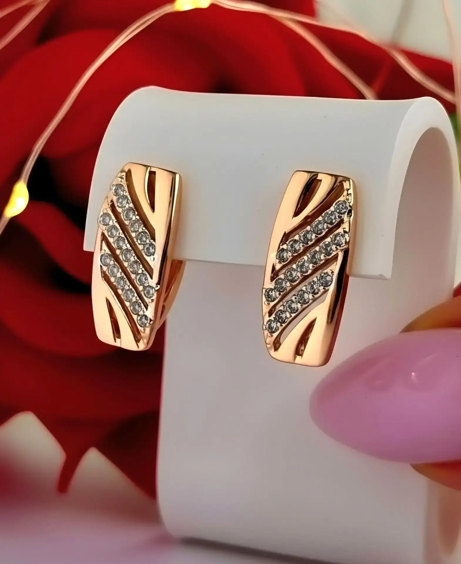 Серьги 2 см - как золото ! Цена 1299р

 Цвет 585 пр , есть кольцо в комплект 

От воды украшения не 