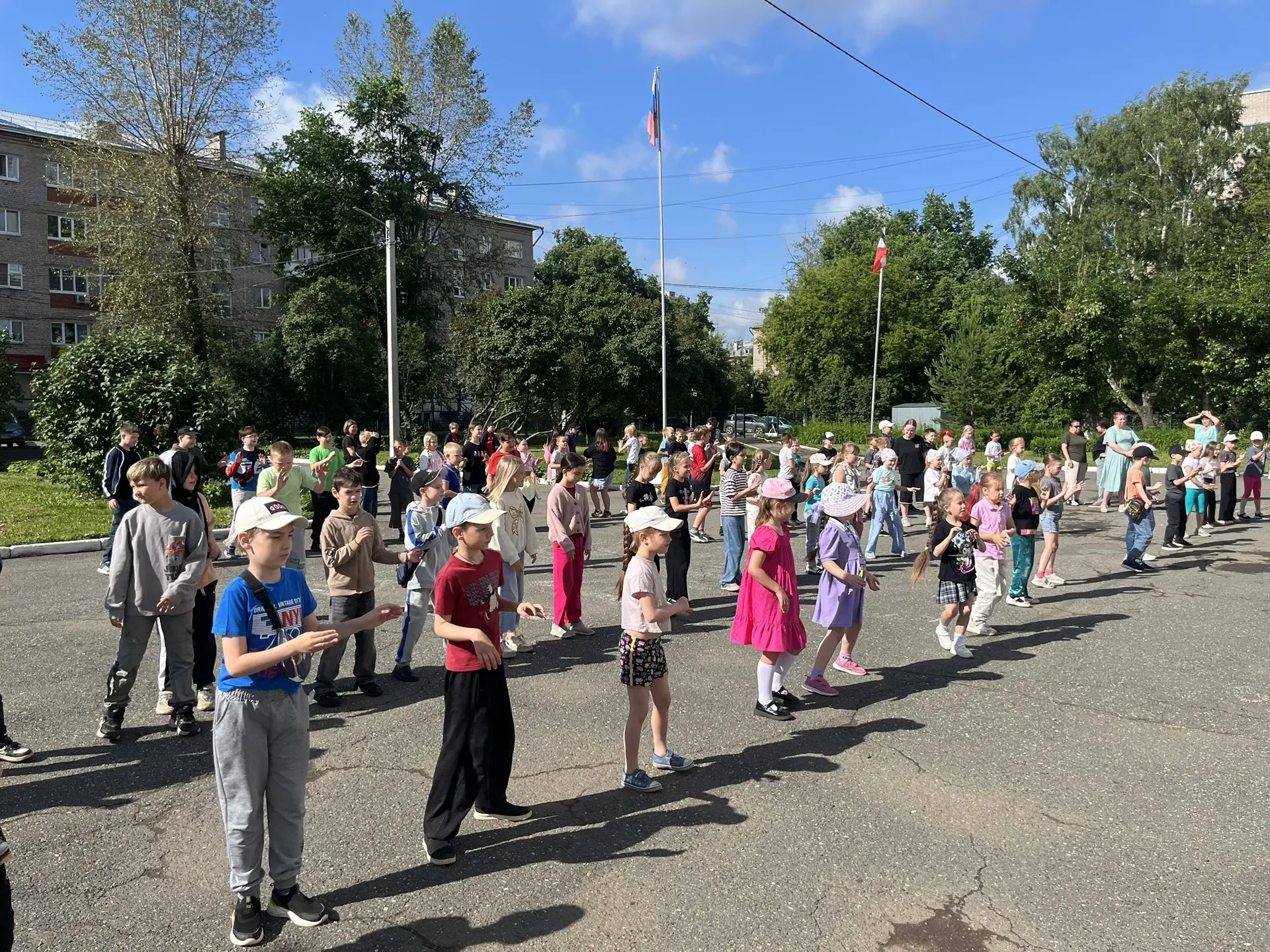 ☀️ День в школьном лагере: сладко, активно, незабываемо!

Сегодняшний день начался с настоящего кули