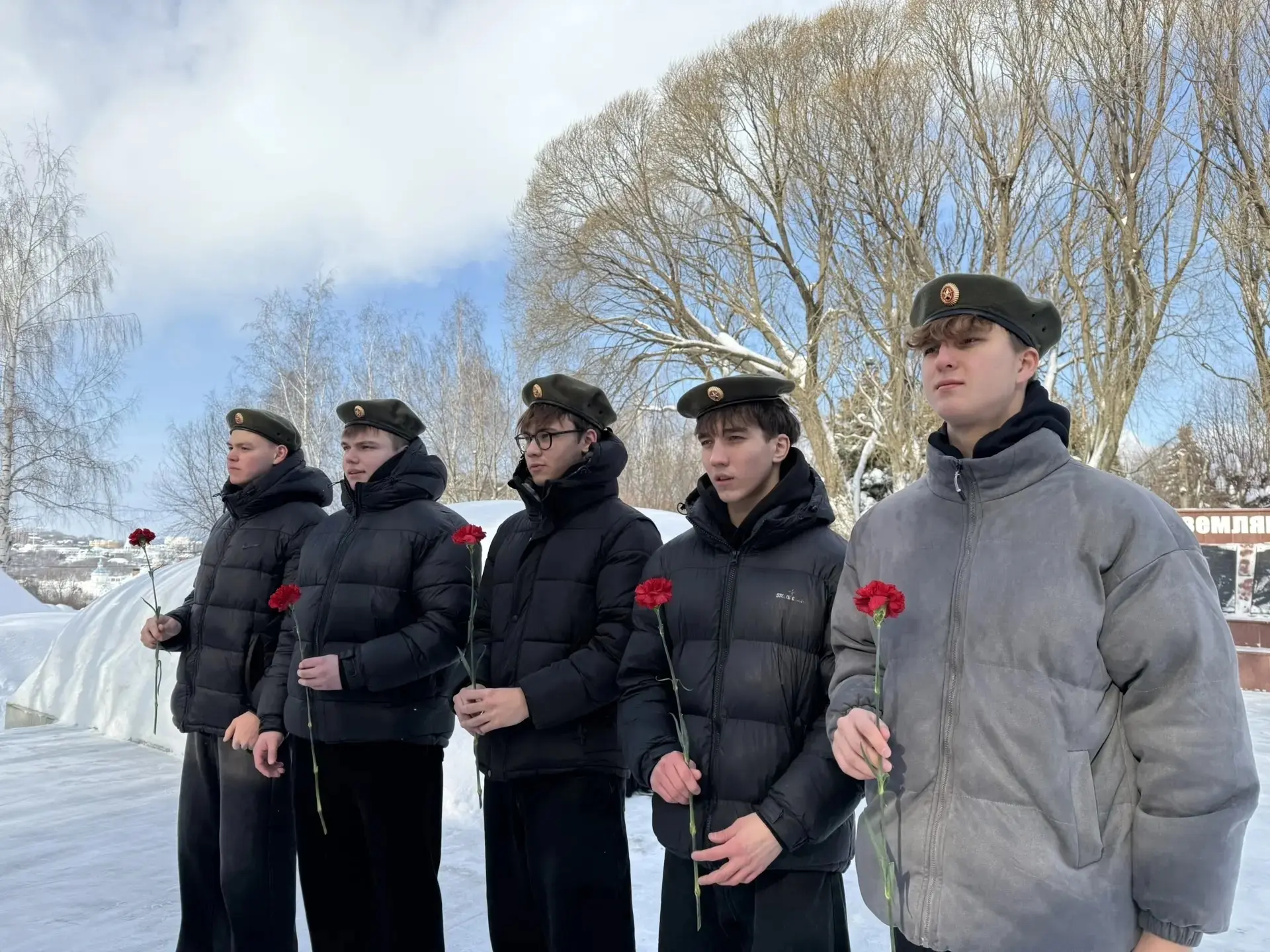 Сегодня в Чебоксарах прошла торжественная церемония возложения цветов в Мемориальном парке Победы.  
