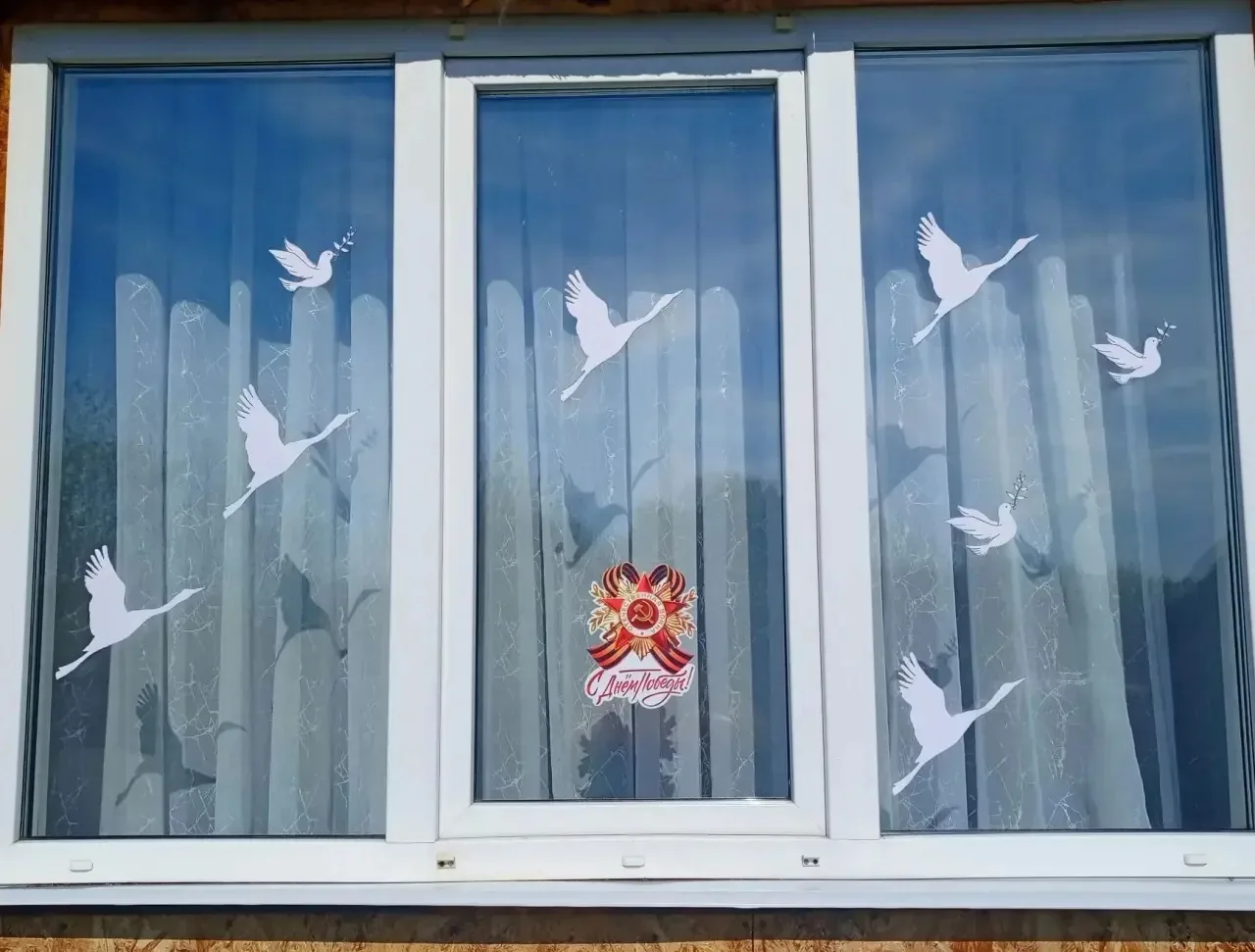 Ученица 6 «в» класса Новопашина Полина с трепетом приняла участие в акции «Окна Победы»...