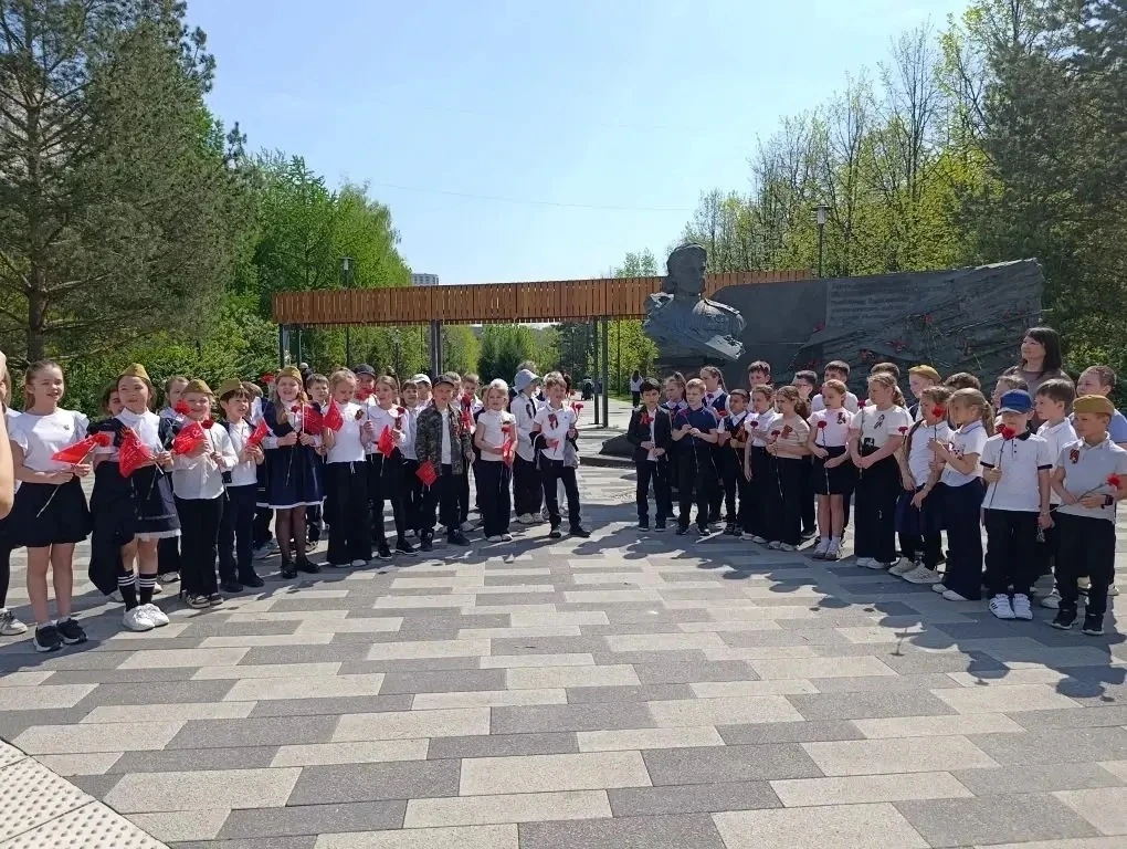 🕊️Накануне священного Дня Победы учащиеся 2 «Н» и 2 «П» классов вместе с классными руководителями Кл