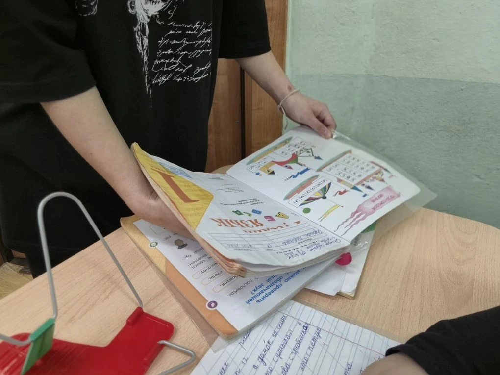 ✨ В нашей школе прошёл рейд «Береги учебник»!  🔖 28 апреля старшеклассники посетили классы начальной