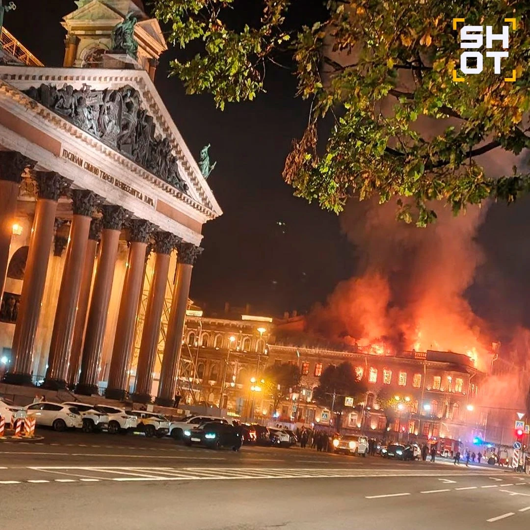 Кадры серьёзного пожара в особняке Миллера в центре Петербурга. На месте слышны звуки в...