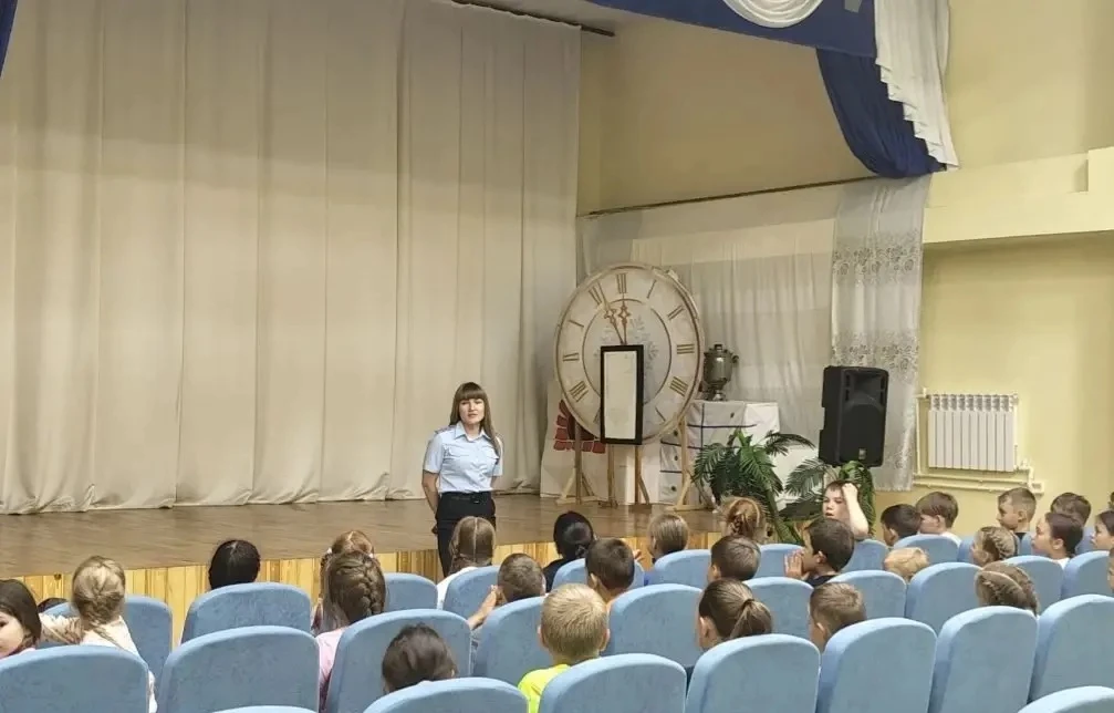 Сегодня в лагере «Дружба» день начался с важного разговора. С самого утра ребята собрались в актовом