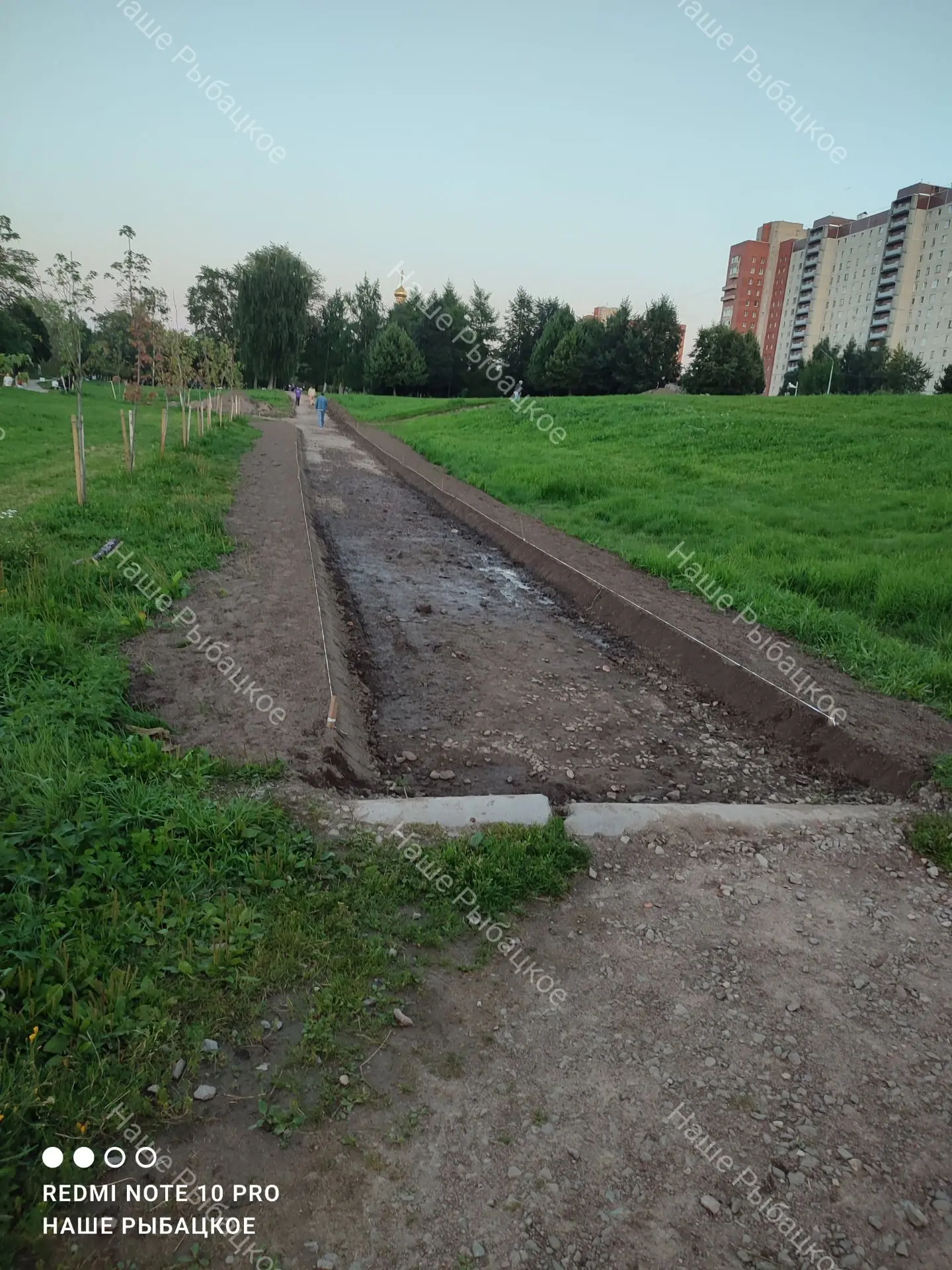На Неве ремонтируют дорожки.