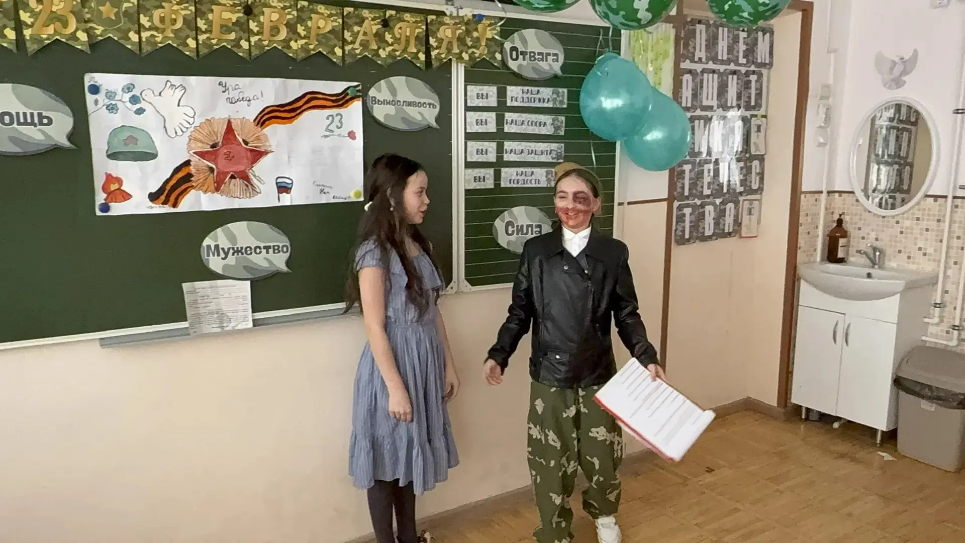 В 4 «Г» девочки поздравили своих одноклассников с Днём защитника Отечества. Для мальчиков были подго