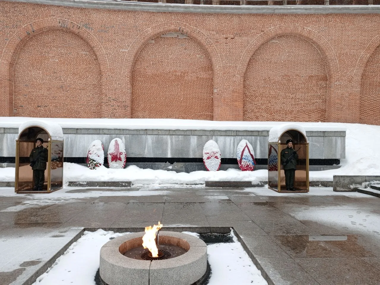 🕯️В период с 12 по 18 января старшеклассники #Родной36 несут Вахту Памяти на Посту №1 г у Вечного ог