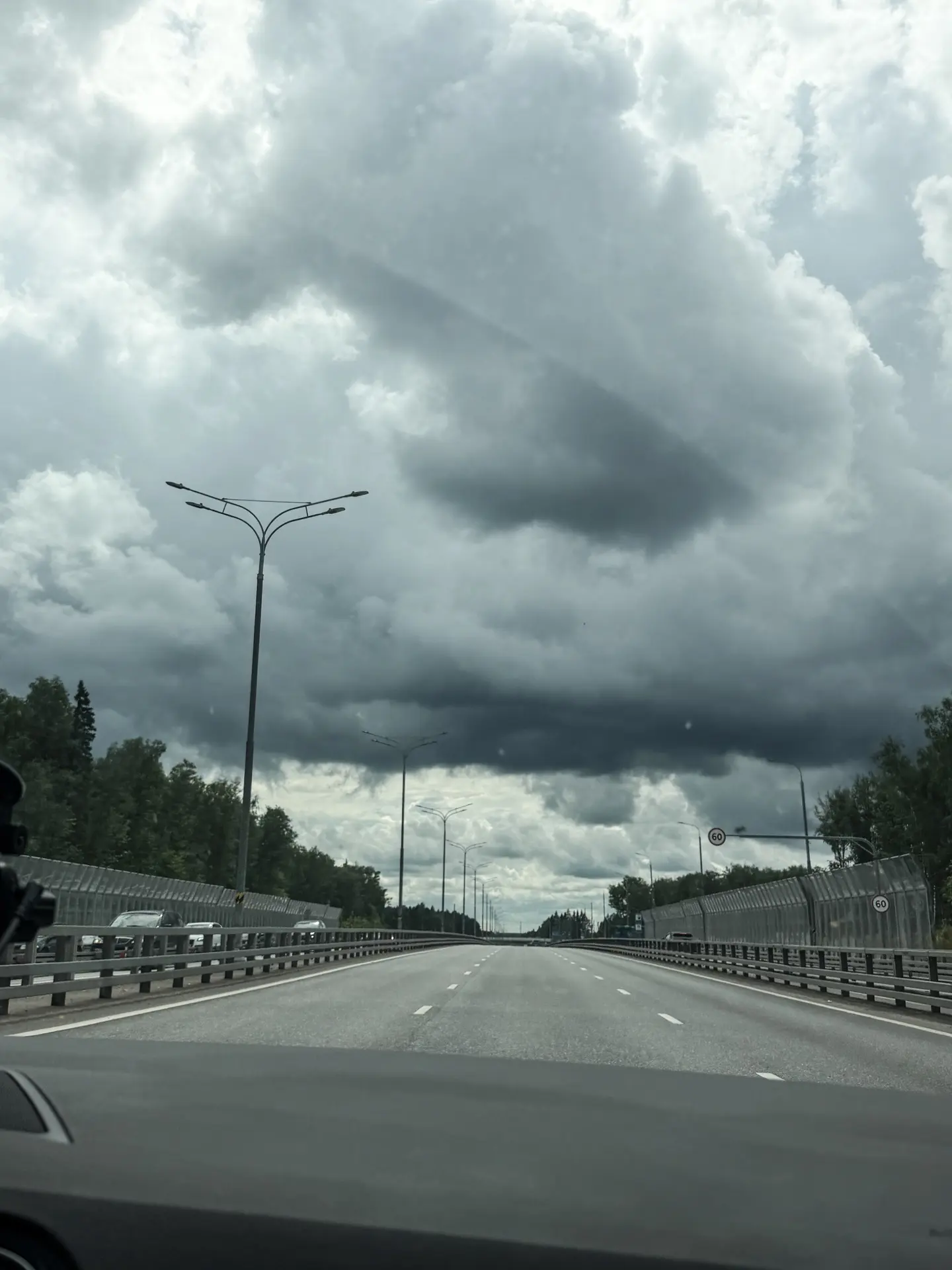 Ура-ура! Мы уже мчим на дачу! 🚗💨 Как же это здорово, когда нет пробок.