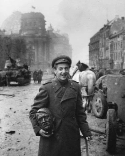 «Даже не имея дома ни одной книжки Долматовского, любой взрослый человек в России знает десяток-друг