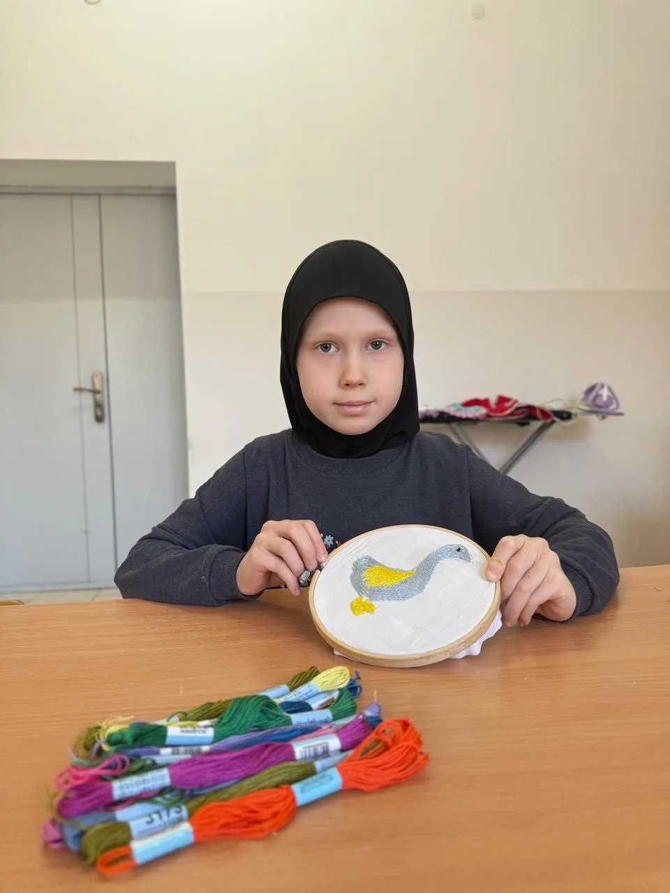 Сегодня на занятии швейного кружка юные мастерицы познакомились с декоративным швом «тамбурный».  Та