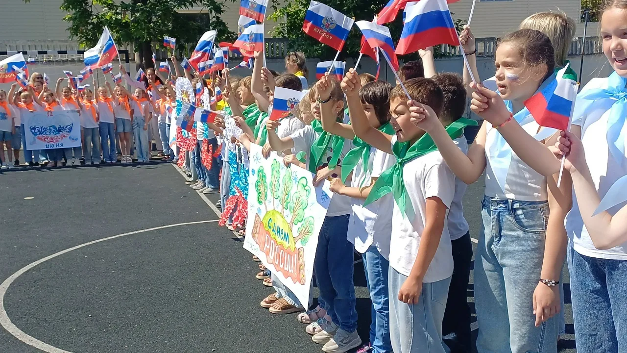 Россия! Россия! Твой праздник сегодня:
И взрослый, и детский-праздник народный!

ПРАЗДНИК ВЕЛИКОЙ СТ