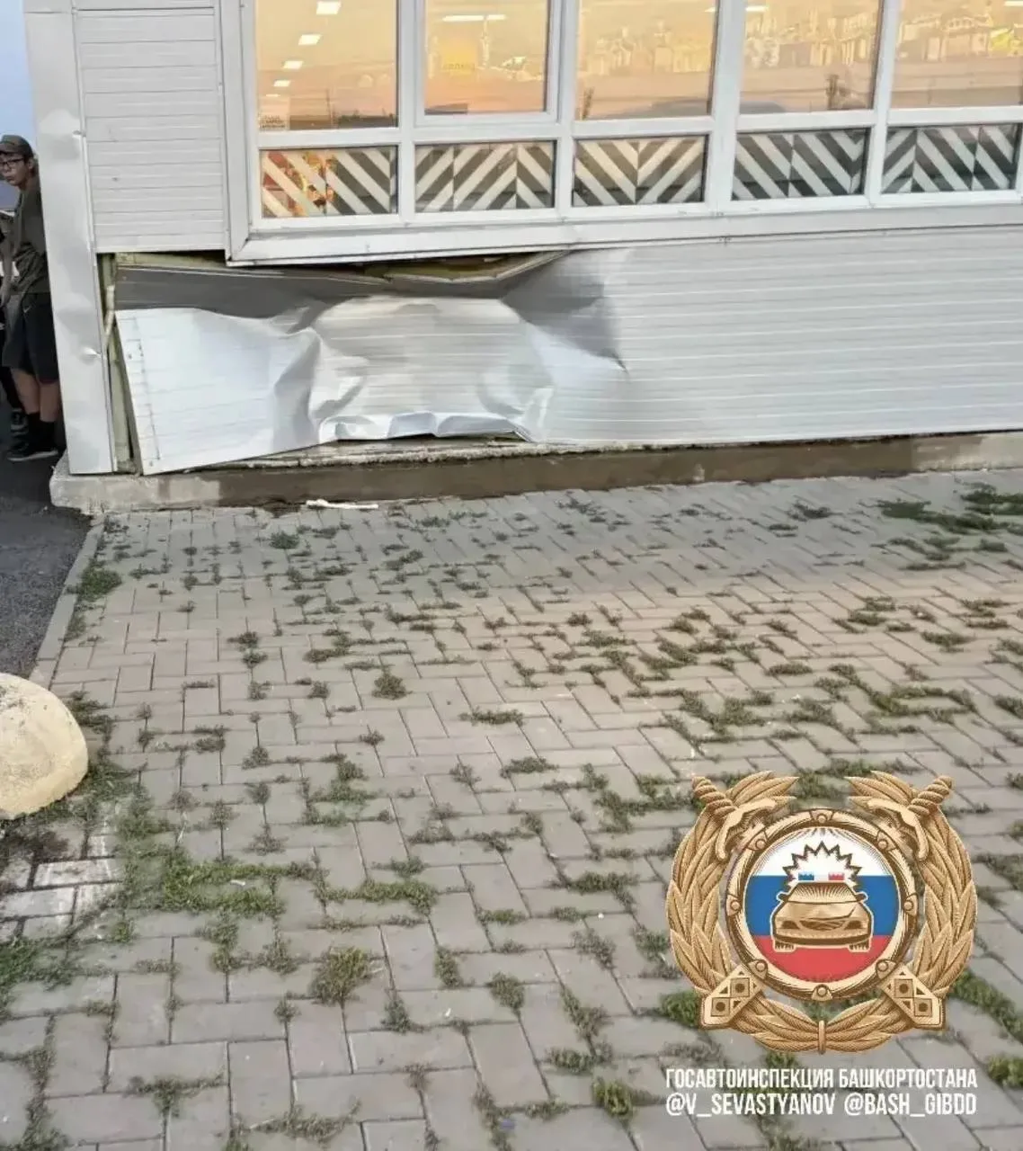 В Альшеевском районе пьяный пилот Мазды атаковал здание алкогольного магазина