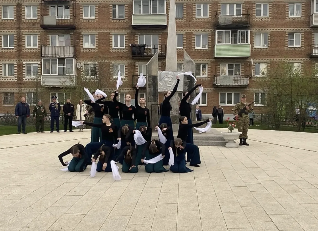 🌟 8 мая сотрудники Дома культуры «Красный горняк» МУ «ВКМЦК и Т «Истоки» провели в посёлке Фосфоритн