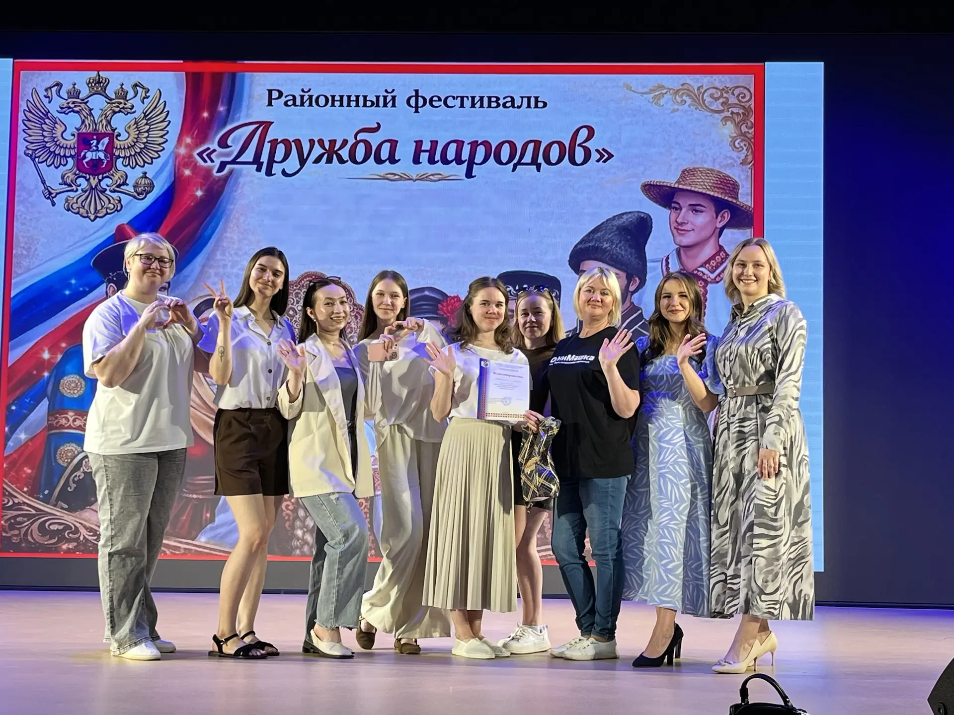 Белорусская культура на районном фестивале «Дружба Народов»: учителя Медведевской гимна...