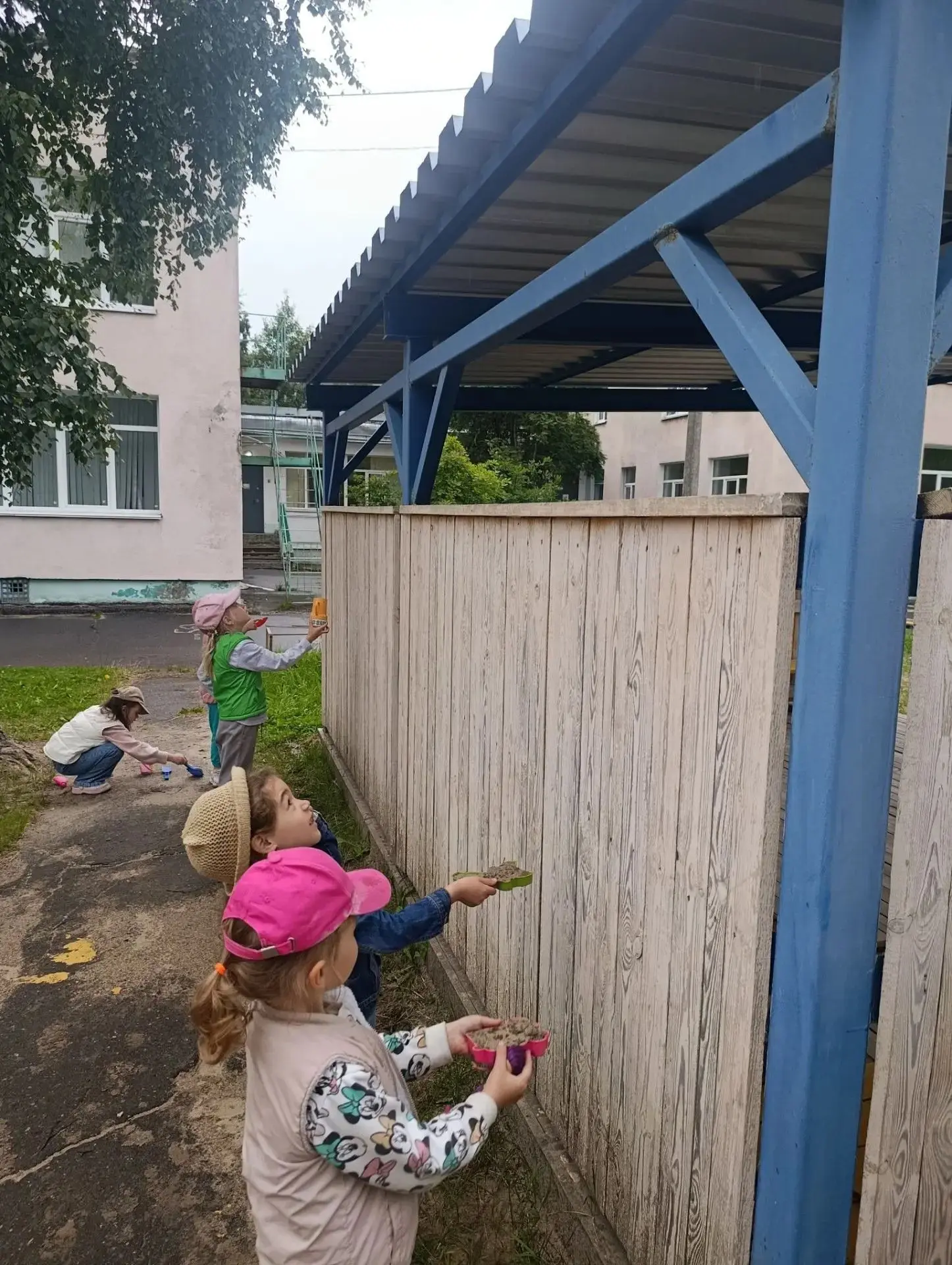Дождь прогулке не помеха 🌧☔️
Вчера небо нахмурилось с самого утра, шел моросящий дождь. Но разве эт