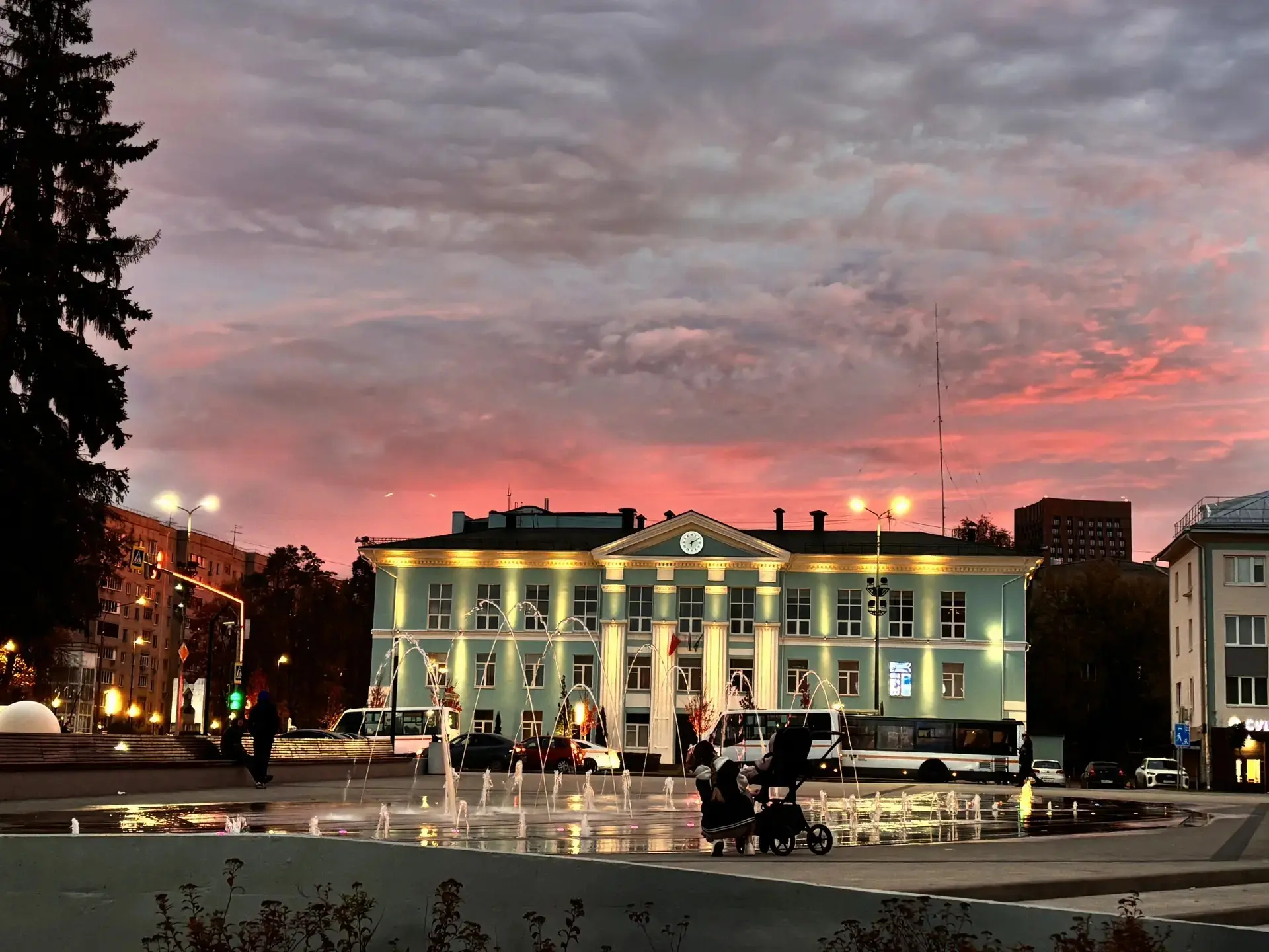 🌅 Пушкино сегодня провожает день невероятно красивым закатом