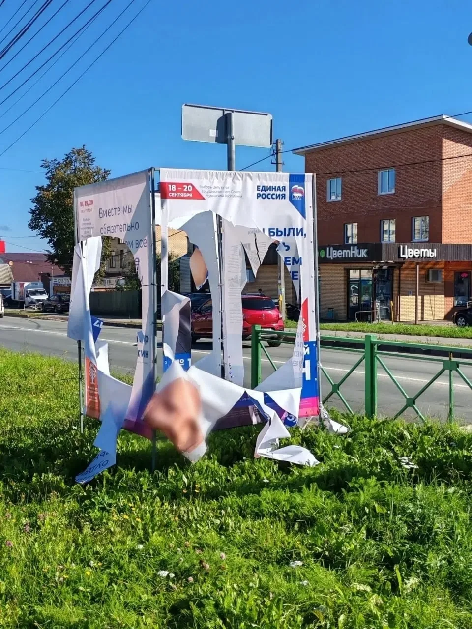 😠На Богданке кого-то очень сильно разозлил предвыборный куб кандидата в депутаты.