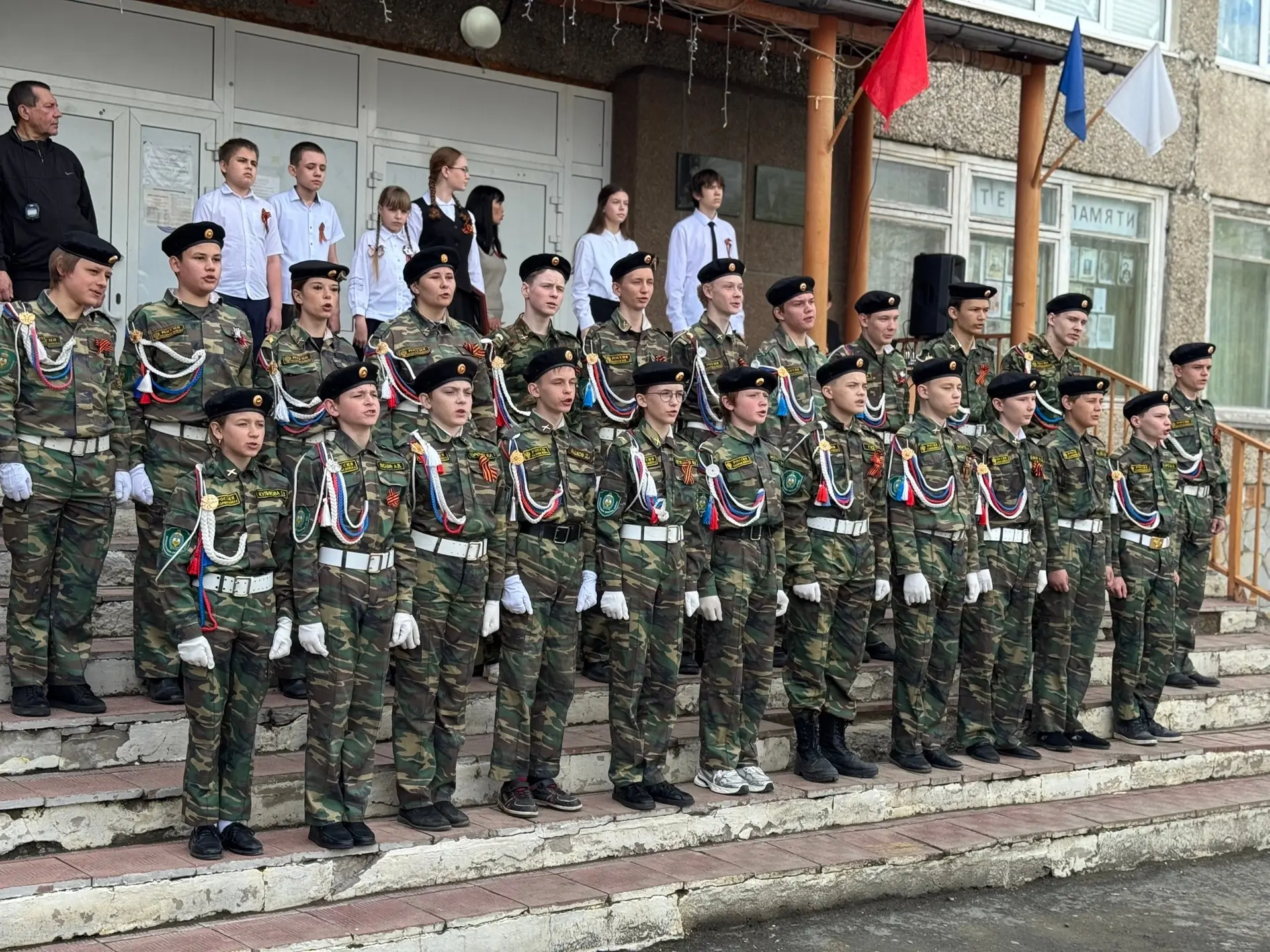 Сегодня, 8 мая, во дворе нашей школы состоялся традиционный митинг, посвящённый великому празднику —