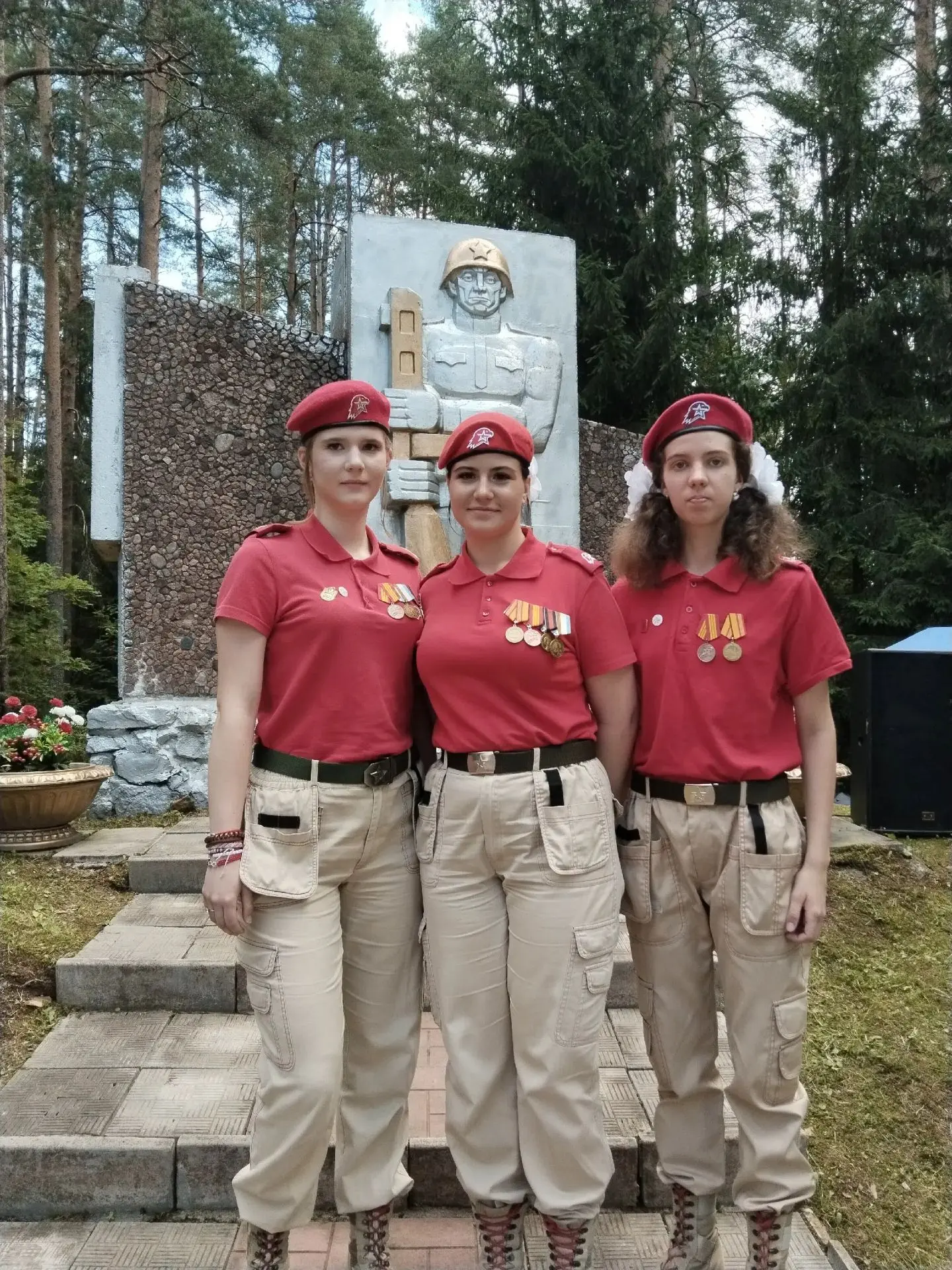 🏛️ Сегодня в деревне Боровёнка Окуловского района состоялось торжественное открытие памятника. Он п