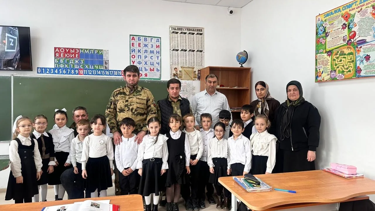 🇷🇺 Урок мужества в 1 «г» классе  ⚡️В рамках месячника патриотического воспитания в 1 «г» классе под 