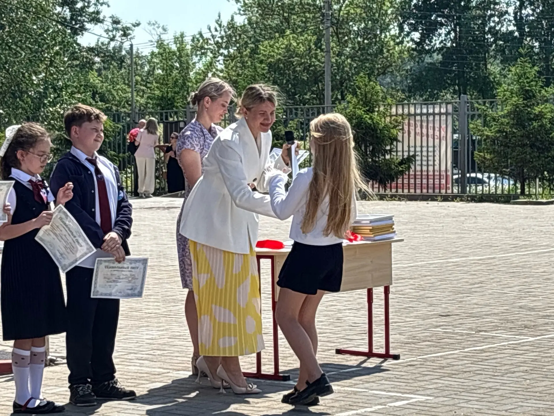 Наш школьный год завершился! ✨  Вот и отзвенели последние звонки, и в коридорах школы стало непривыч