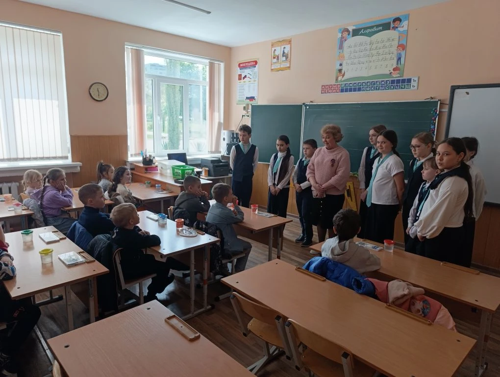 В актовом зале первоклассники поделились секретами школьной жизни и показали веселый ви...