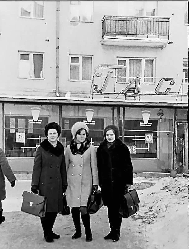 ул.Вокзальная 1973 год Торговый городок. Весенний разлив 1970 год Три подружки у гастронома на Театр