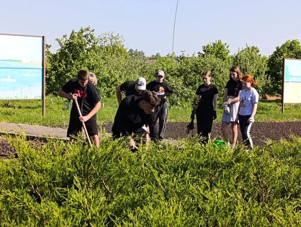 В пятницу, 22 мая, в Татановской школе прошёл общешкольный субботник. 🧹🍃  На календаре — май, а это 